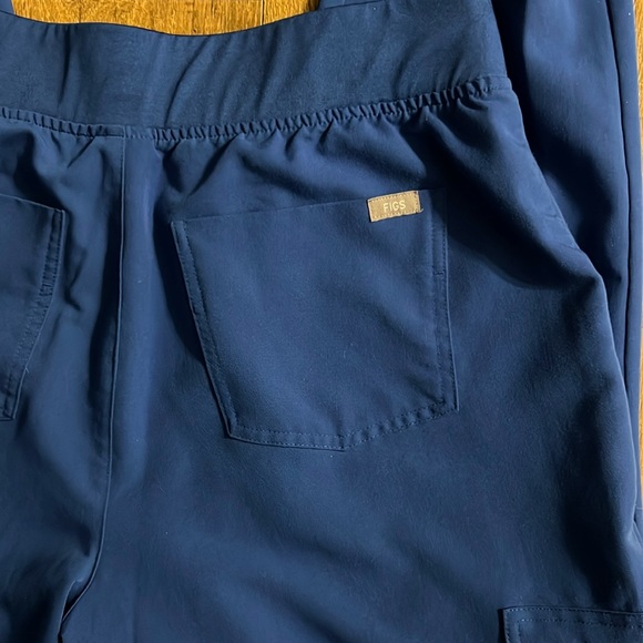 FIGS Scrub Set Top:Short Sleeve Size L Pants:Elastic Waistband & Ankles Size L - Picture 11 of 16